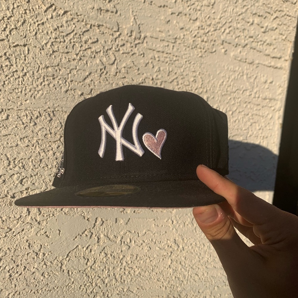 Exclusive Yankee fitted hat pink heart edition Sz 7 1/2